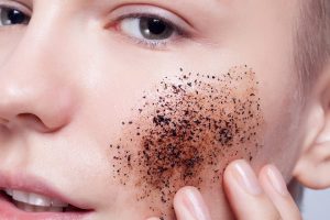 Tẩy da chết hàng ngày sẽ làm da bị bào mòn và yếu đi, nhưng vấn đề mụn vẫn không được giải quyết triệt để.